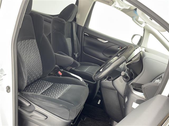 【運転席】座り心地が良いシートなので長時間の運転でも快適にお過ごしいただけます。新品のフロアマットのご注文も可能です。掲載箇所以外にご希望の写真がございましたらお気軽にお問い合わせ下さい。