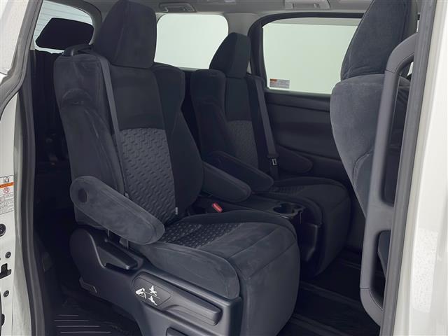 【後部座席】大人が座っても余裕のある広さです!!頭上や足元のスペースも広く取ってあります!