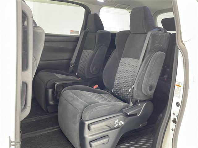 【後部座席】大人が座っても余裕のある広さです!!頭上や足元のスペースも広く取ってあります!