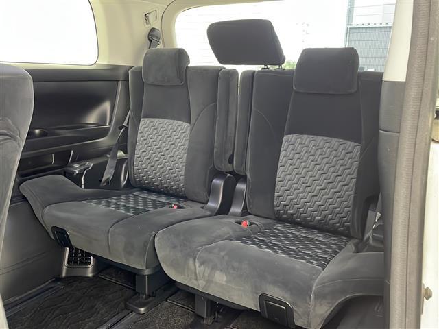 【サードシート】3列目もゆとりがあり居心地よくお過ごしいただけます。掲載箇所以外にご希望の写真がございましたらお気軽にお問い合わせ下さい。フロアマットは汚れが気になる場合は新品のご注文も承ります。