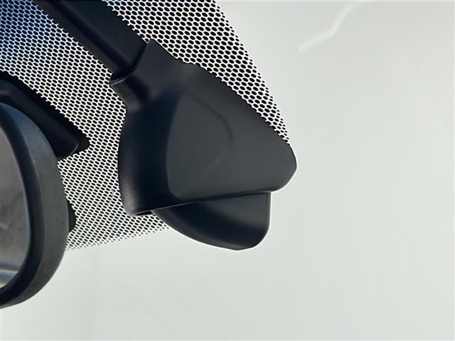 【ドライブレコーダー】映像・音声などの運転中の記録を残します。事故などを起こした起こされた時の証拠になりえますので、もしも時でも安心ですね。