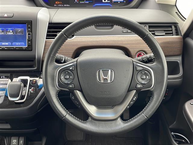 【革巻きステアリング】本革仕様で高級感あふれるハンドルです。使えば使うほど味が出てくるので段々と愛着が湧いてくるのはレザー素材ならではです!