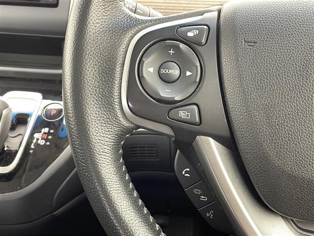 【ステアリングスイッチ】手元のボタンから、オーディオやナビなどの操作ができるので、よそ見をせずに安全に運転に集中できます!