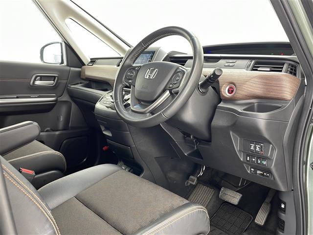 【運転席】座り心地が良いシートなので長時間の運転でも快適にお過ごしいただけます。新品のフロアマットのご注文も可能です。掲載箇所以外にご希望の写真がございましたらお気軽にお問い合わせ下さい。