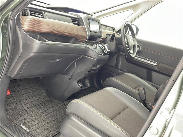 【助手席】きれいな助手席なので家族や友だちに乗ってもらっても安心です!