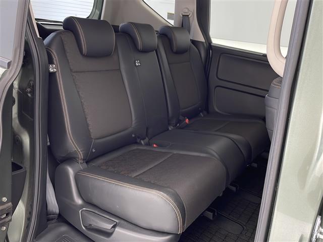 【後部座席】大人が座っても余裕のある広さです!!頭上や足元のスペースも広く取ってあります!