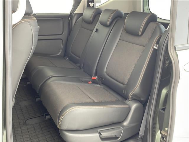 【後部座席】大人が座っても余裕のある広さです!!頭上や足元のスペースも広く取ってあります!
