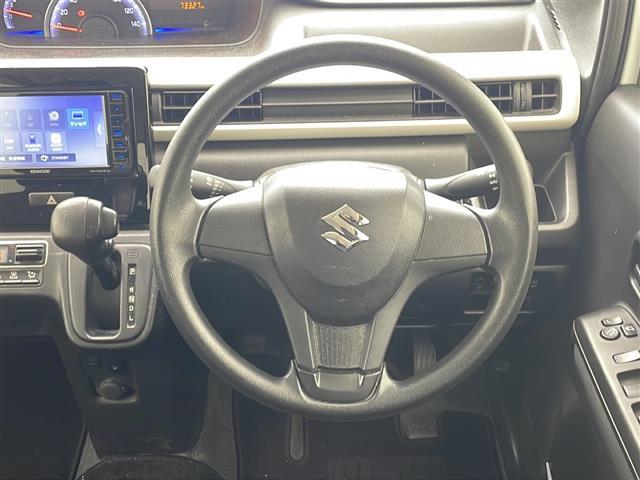 【ステアリング】軽い力で扱いやすいハンドルです。目立つ傷やスレなどなく綺麗な状態です!「プレミアム抗菌コートG」をいれていただくとさらに快適に!清潔なお車はお子様にも安心ですね!