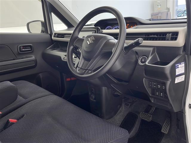 【運転席】座り心地が良いシートなので長時間の運転でも快適にお過ごしいただけます。新品のフロアマットのご注文も可能です。掲載箇所以外にご希望の写真がございましたらお気軽にお問い合わせ下さい。