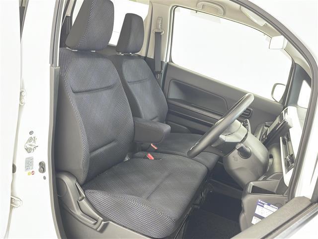 【運転席】座り心地が良いシートなので長時間の運転でも快適にお過ごしいただけます。新品のフロアマットのご注文も可能です。掲載箇所以外にご希望の写真がございましたらお気軽にお問い合わせ下さい。