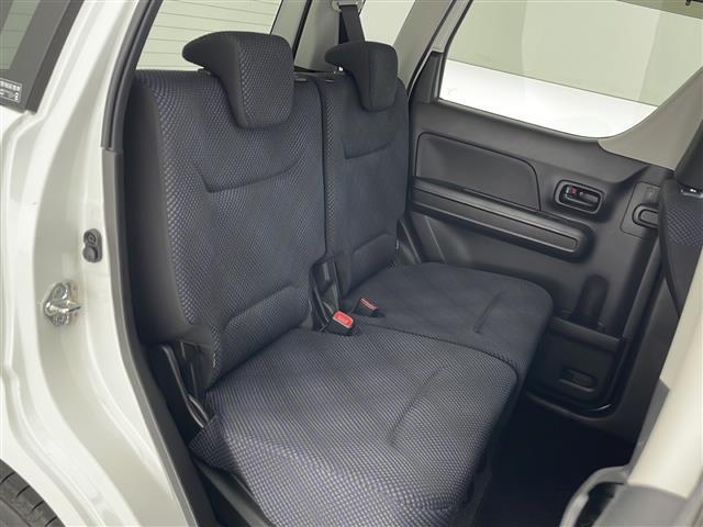 【後部座席】大人が座っても余裕のある広さです!!頭上や足元のスペースも広く取ってあります!