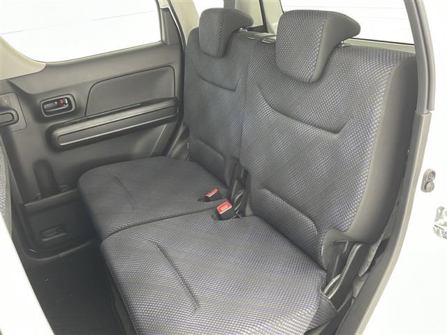 【後部座席】大人が座っても余裕のある広さです!!頭上や足元のスペースも広く取ってあります!