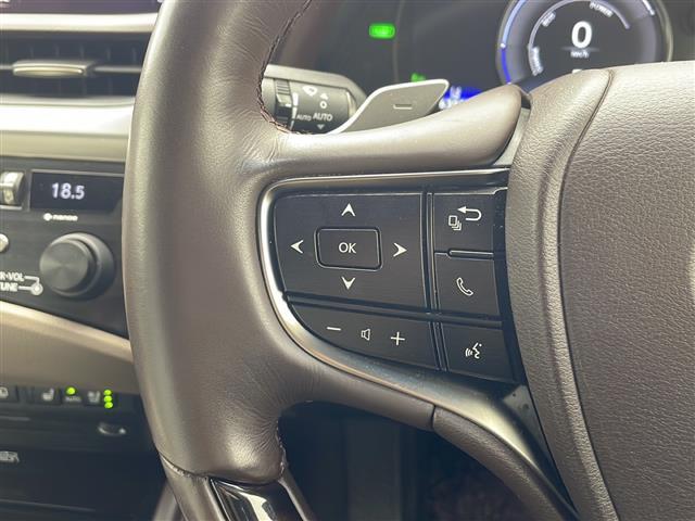 【 ステアリングスイッチ 】手元のスイッチでナビ操作が可能です。非常に便利な機能です。取り付けのナビによってはオプション設定となっております。