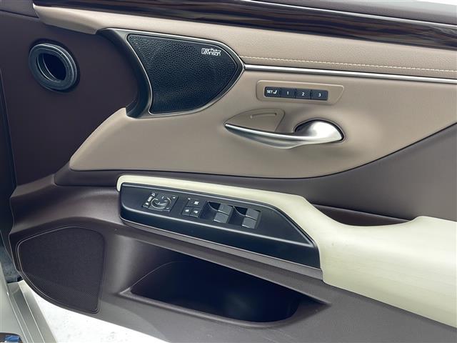 【 電動格納ミラー 】ドライバーの目線に合わせ、ミラーの上下左右調整が可能です。