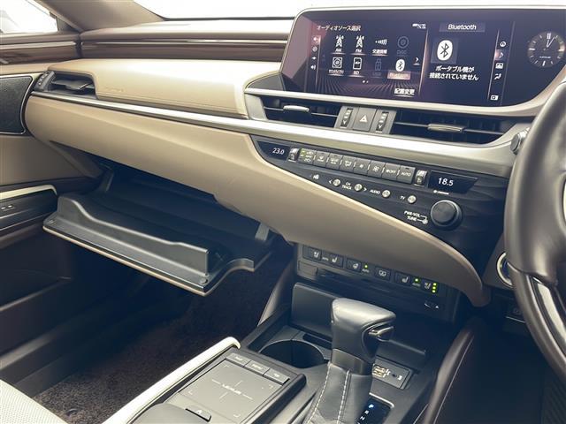 【 オートエアコン 】車内温度を感知して自動で温度調整をしてくれるのでいつでも快適な車内空間を創り上げます。