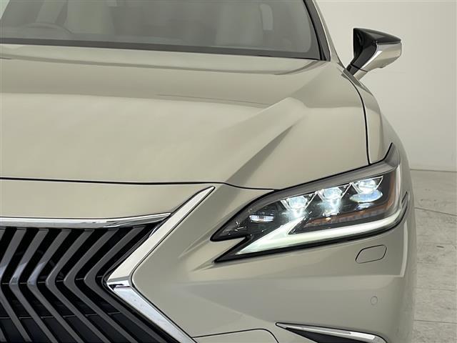 【 LEDヘッドライト 】悪天候や夜間の走行も視界良好で安心してお乗りいただけます。