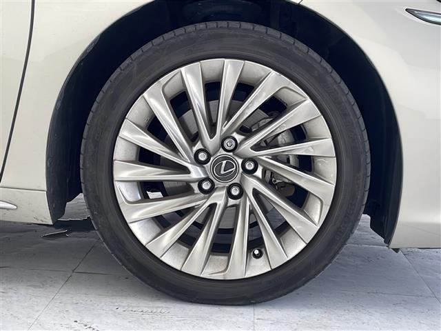 【純正アルミホイール】専用のアルミなので、お車のイメージにぴったり。社外のアルミやスタッドレスタイヤも取り扱いございます。ドレスアップもカスタマイズもお任せください。