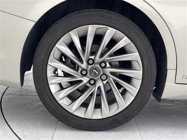 【純正アルミホイール】専用のアルミなので、お車のイメージにぴったり。社外のアルミやスタッドレスタイヤも取り扱いございます。ドレスアップもカスタマイズもお任せください。