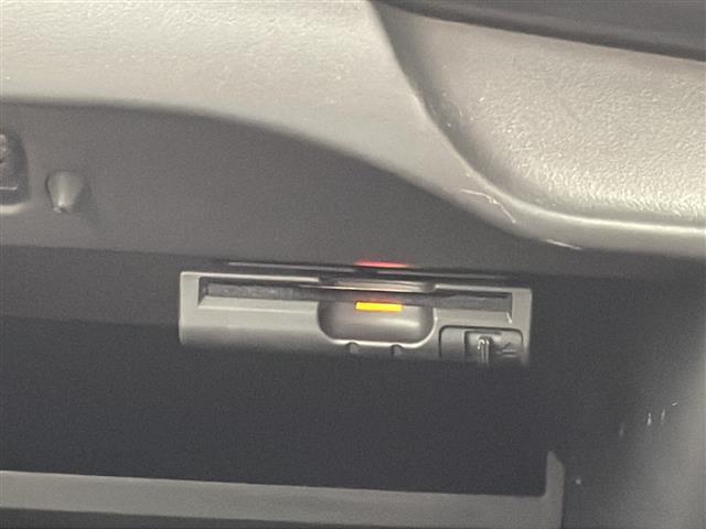 【ＥＴＣ】有料道路を利用する際に料金所で停止することなく通過できる、ＥＴＣ車載器（ノンストップ自動料金収受システム機器）が装備されています。セットアップを行うことで利用可能になります。