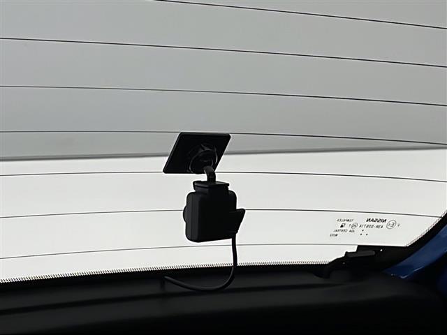 【ドライブレコーダー】映像・音声などの運転中の記録を残します。事故などを起こした起こされた時の証拠になりえますので、もしも時でも安心ですね。