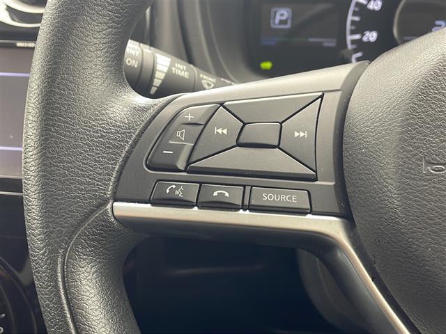 【ステアリングスイッチ】手元のボタンから、オーディオやナビなどの操作ができるので、よそ見をせずに安全に運転に集中できます!