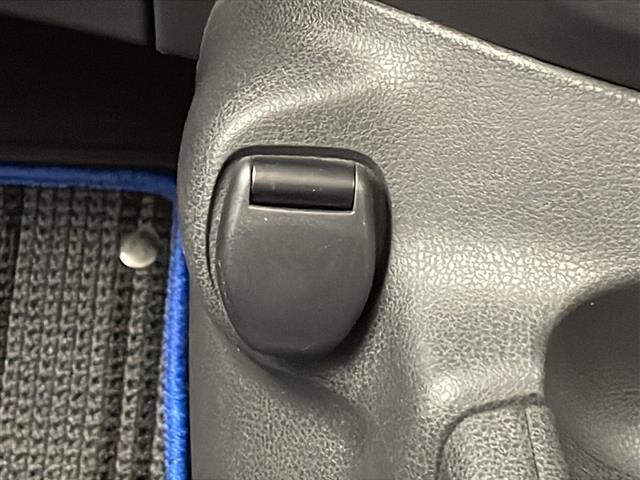 【アクセサリーソケット(電源ソケット)】電源からケーブルをつなげば、スマートフォンなどの電子機器の充電などを行うことができます!ゲーム機器や、カメラの充電にも便利ですね。