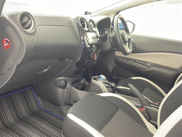 【助手席】きれいな助手席なので家族や友だちに乗ってもらっても安心です!