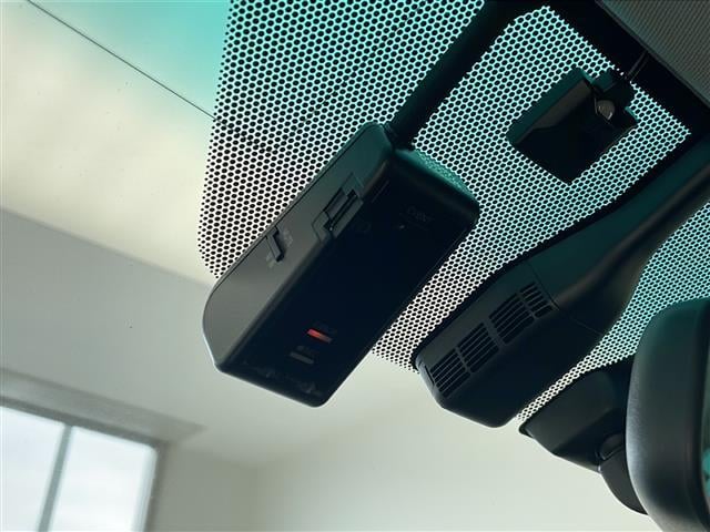 【ドライブレコーダー】映像・音声などの運転中の記録を残します。事故などを起こした起こされた時の証拠になりえますので、もしも時でも安心ですね。