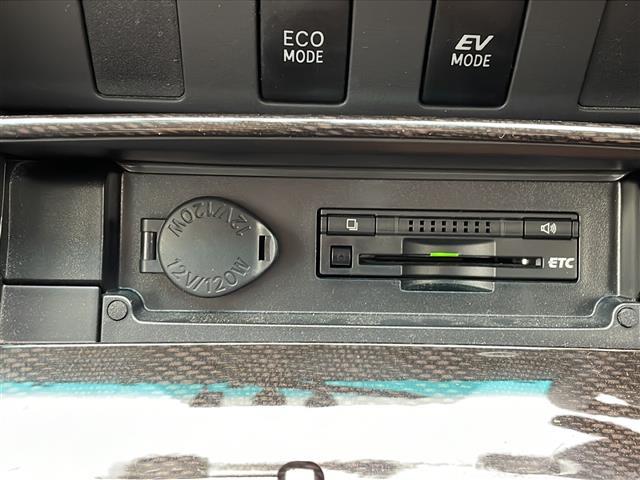 【ETC】有料道路を利用する際に料金所で停止することなく通過できる、ETC車載器(ノンストップ自動料金収受システム機器)が装備されています。セットアップを行うことで利用可能になります。