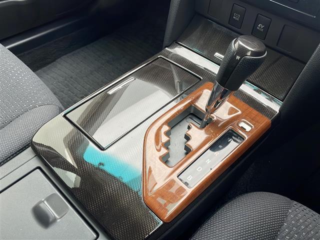 【シフトレバー】シフトの操作がしやすく快適なドライブを楽しんでいただけます！