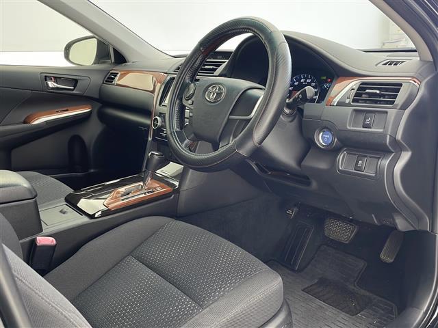 【運転席】座り心地が良いシートなので長時間の運転でも快適にお過ごしいただけます。新品のフロアマットのご注文も可能です。掲載箇所以外にご希望の写真がございましたらお気軽にお問い合わせ下さい。