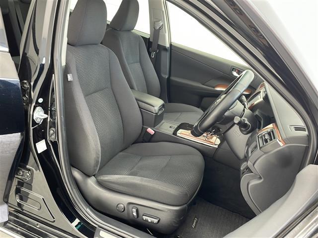 【運転席】座り心地が良いシートなので長時間の運転でも快適にお過ごしいただけます。新品のフロアマットのご注文も可能です。掲載箇所以外にご希望の写真がございましたらお気軽にお問い合わせ下さい。