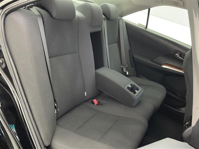 【後部座席】大人が座っても余裕のある広さです！！頭上や足元のスペースも広く取ってあります！