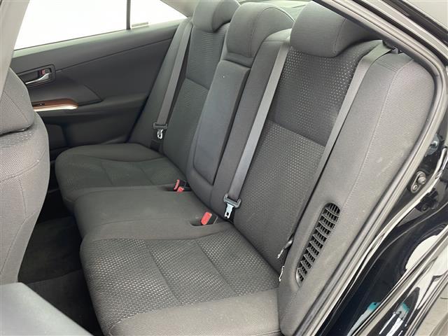 【後部座席】大人が座っても余裕のある広さです！！頭上や足元のスペースも広く取ってあります！