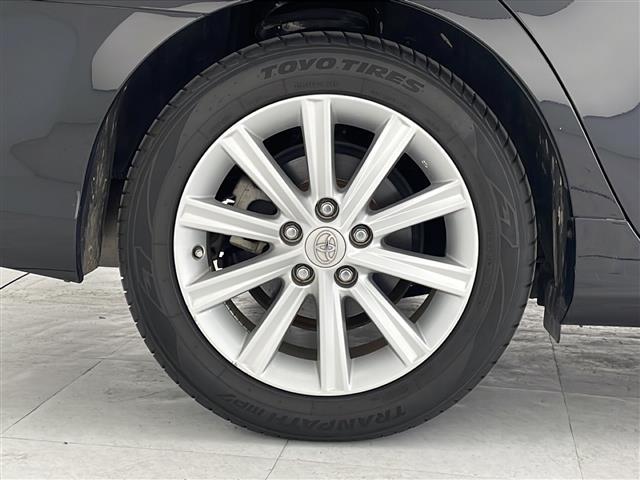 【純正アルミホイール】純正の専用アルミホイールが足元を飾ります！ＩＤＯＭでは、社外アルミホイールや、スタッドレスタイヤも取扱いしております。ぜひご相談ください。