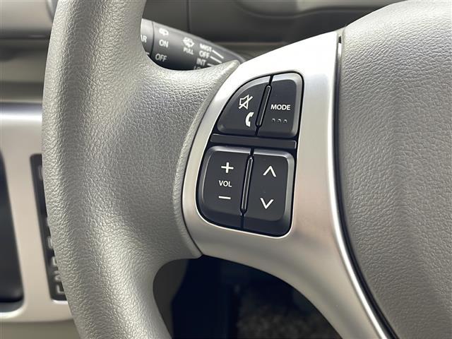 【 ステアリングスイッチ 】手元のスイッチでナビ操作が可能です。非常に便利な機能です。取り付けのナビによってはオプション設定となっております。