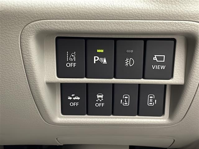 【 両側パワースライドドア 】小さなお子様でもボタン一つで楽々乗り降り出来ます。駐車場で両手に荷物を抱えている時もボタン一つで自動で開いてくれますので、ご家族でのお買い物にとっても便利な装備です。