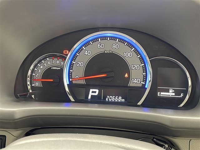 【 メーター 】メーターまわりも鮮やかに照らし出され、デザイン、安全性ともにバッチリですね。