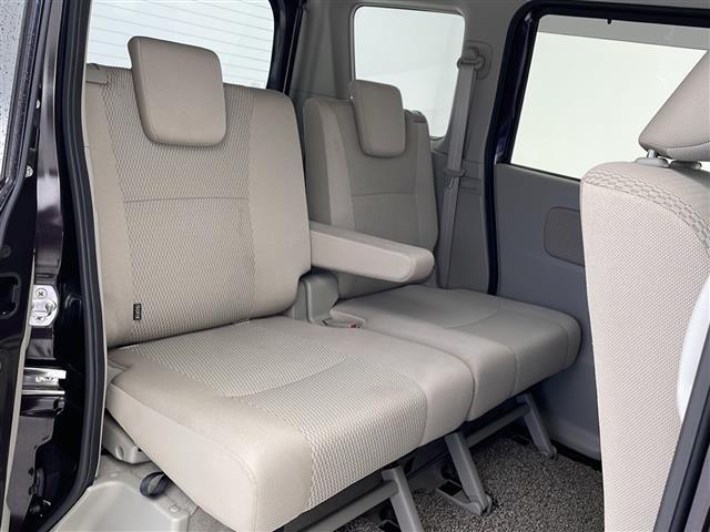 【 セカンドシート 】2列目も広々お乗りいただけます。