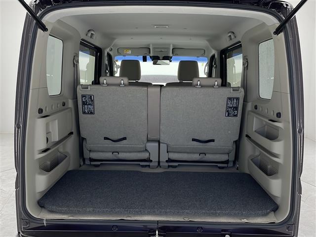 【ラゲッジスペース】ダンボールなどの大きい荷物も釣り具などの長尺物まで様々載せられそうです。