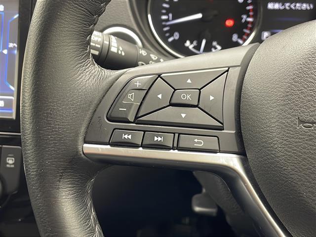 【 ステアリングスイッチ 】手元のスイッチでナビ操作が可能です。非常に便利な機能です。取り付けのナビによってはオプション設定となっております。
