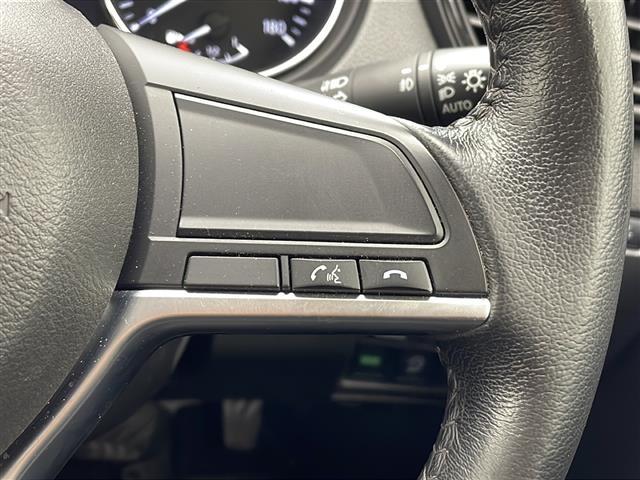 【 ステアリングスイッチ 】手元のスイッチでナビ操作が可能です。非常に便利な機能です。取り付けのナビによってはオプション設定となっております。