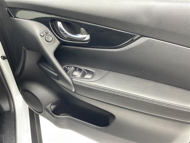 【 電動格納ミラー 】ドライバーの目線に合わせ、ミラーの上下左右調整が可能です。