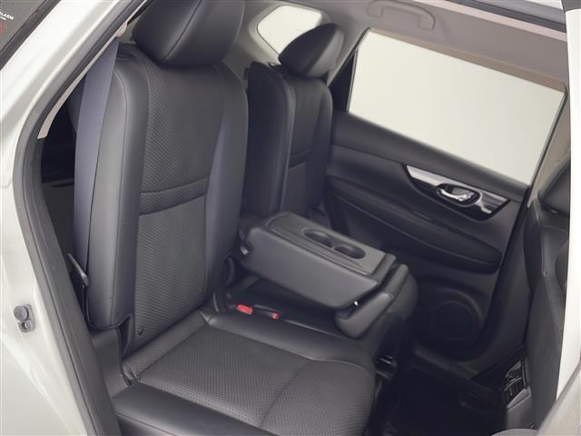 【 セカンドシート 】2列目も広々お乗りいただけます。