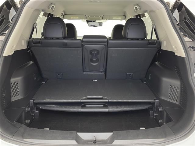 【ラゲッジスペース】ダンボールなどの大きい荷物も釣り具などの長尺物まで様々載せられそうです。