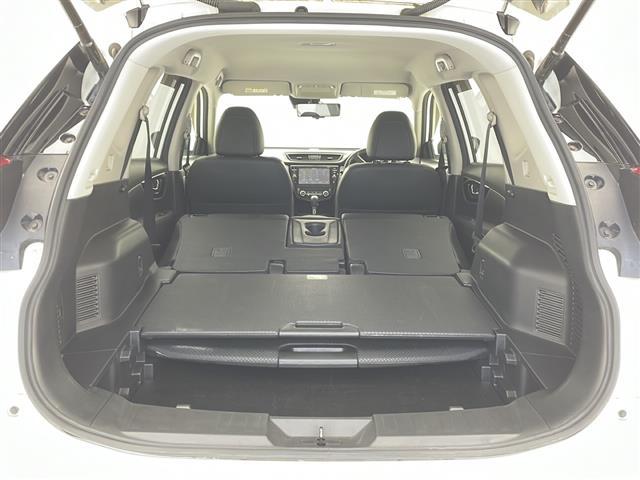 【ラゲッジスペース】ダンボールなどの大きい荷物も釣り具などの長尺物まで様々載せられそうです。