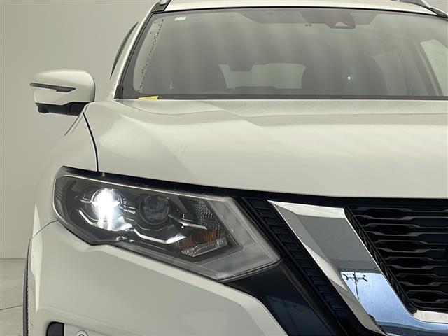 【 LEDヘッドライト 】悪天候や夜間の走行も視界良好で安心してお乗りいただけます。