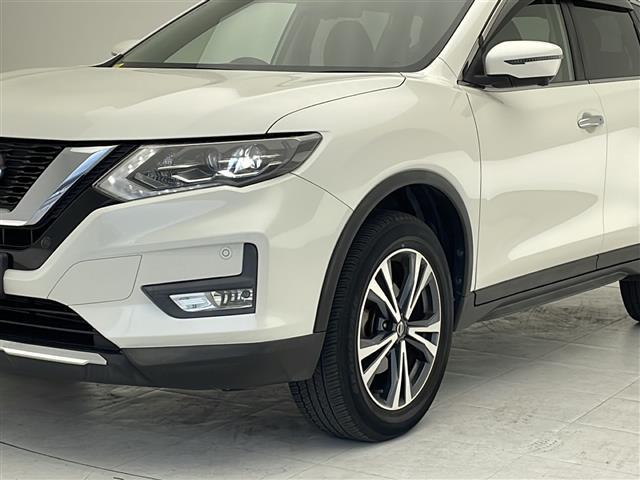 【 LEDヘッドライト 】悪天候や夜間の走行も視界良好で安心してお乗りいただけます。