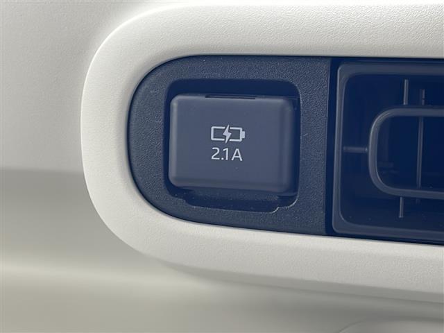 【アクセサリーソケット(電源ソケット)】電源からケーブルをつなげば、スマートフォンなどの電子機器の充電などを行うことができます!ゲーム機器や、カメラの充電にも便利ですね。