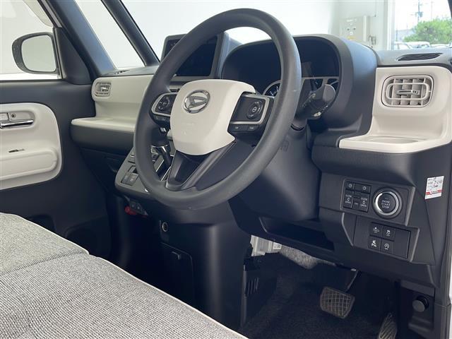 【運転席】座り心地が良いシートなので長時間の運転でも快適にお過ごしいただけます。新品のフロアマットのご注文も可能です。掲載箇所以外にご希望の写真がございましたらお気軽にお問い合わせ下さい。